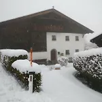 ホームステイ Haus Falkner ムタース